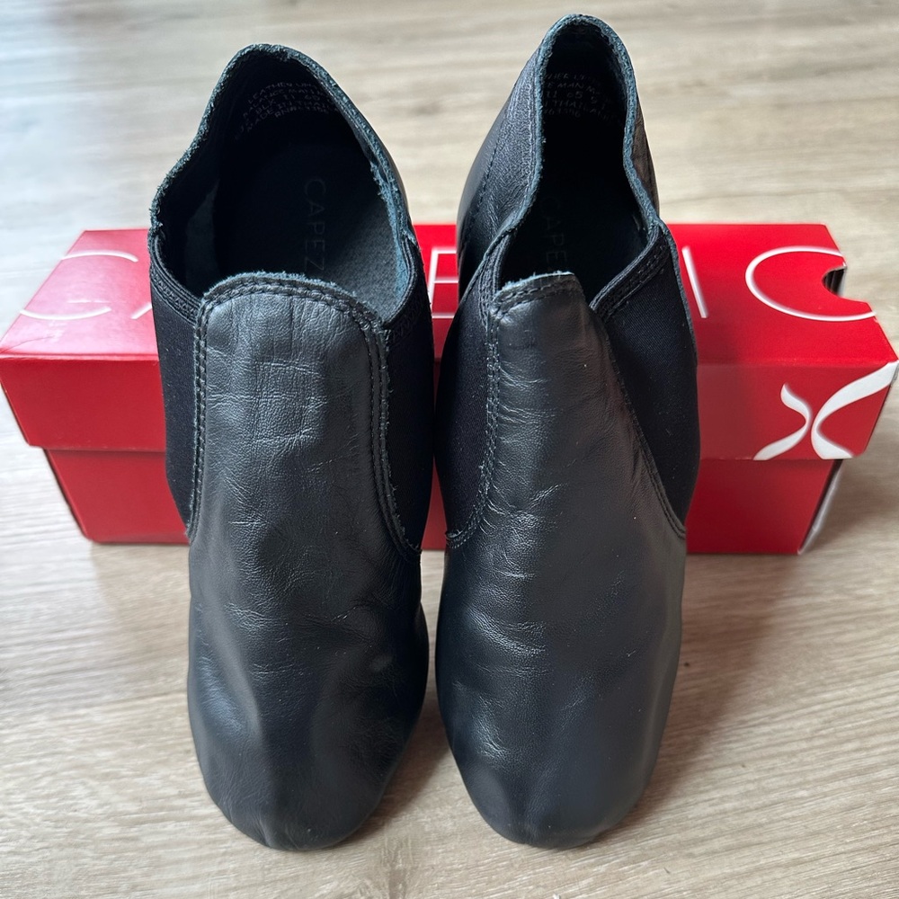 Capezio Black Leather E-Series EJ2 Jazz Shoes
Size:  9.5M Capezio = Women’s 7.5M